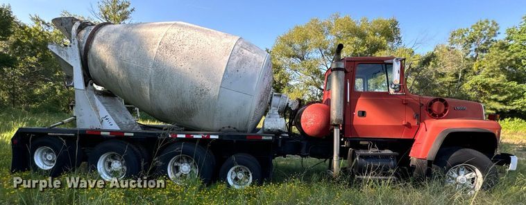 image for item EE7574 1994 Ford L9000 ready mix truck