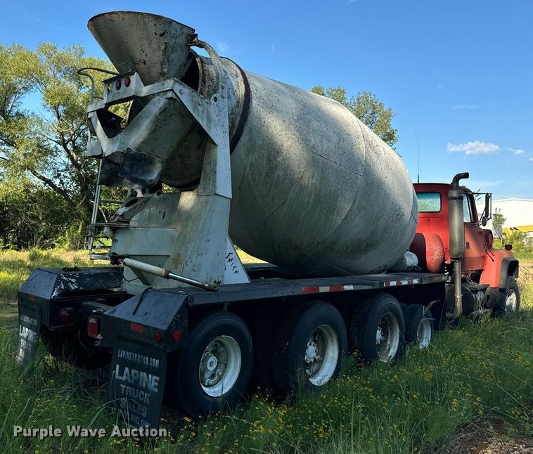 image for item EE7574 1994 Ford L9000 ready mix truck