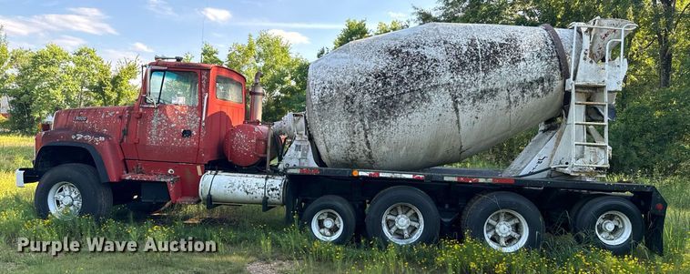 image for item EE7574 1994 Ford L9000 ready mix truck