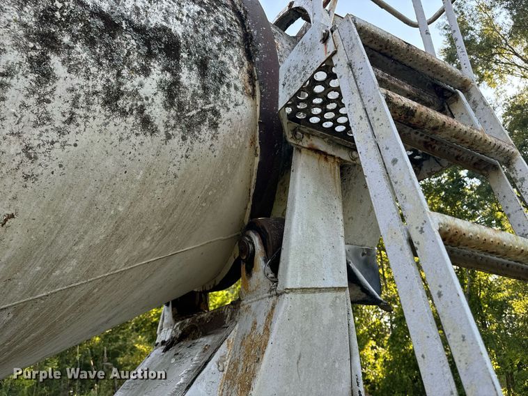 image for item EE7574 1994 Ford L9000 ready mix truck