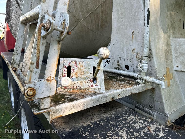 image for item EE7574 1994 Ford L9000 ready mix truck