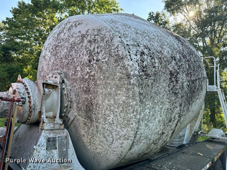 image for item EE7574 1994 Ford L9000 ready mix truck