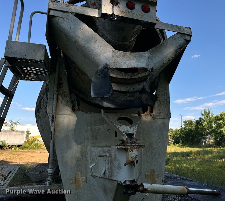 image for item EE7574 1994 Ford L9000 ready mix truck