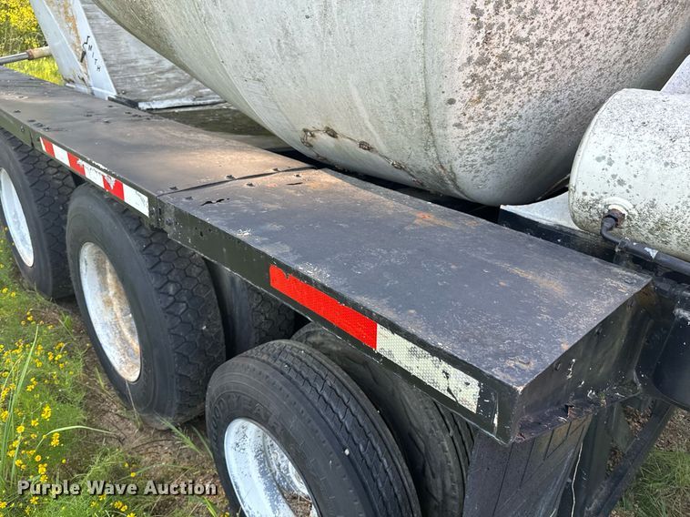 image for item EE7574 1994 Ford L9000 ready mix truck