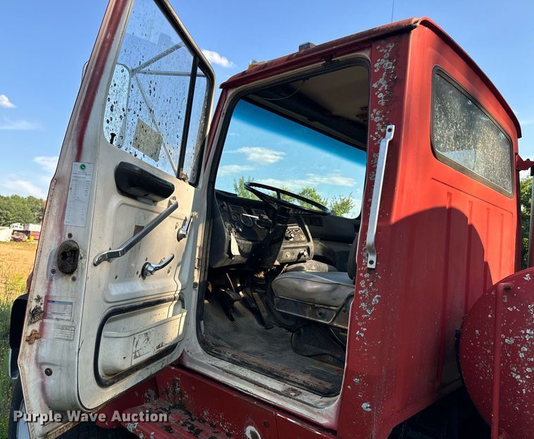 image for item EE7574 1994 Ford L9000 ready mix truck