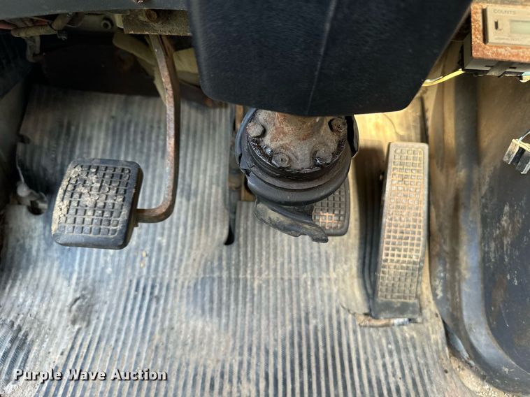 image for item EE7574 1994 Ford L9000 ready mix truck