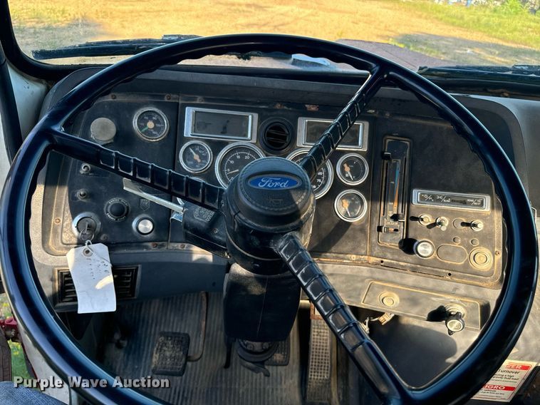 image for item EE7574 1994 Ford L9000 ready mix truck