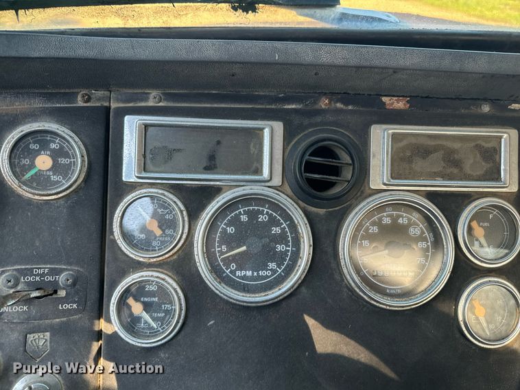 image for item EE7574 1994 Ford L9000 ready mix truck