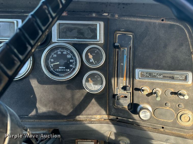 image for item EE7574 1994 Ford L9000 ready mix truck