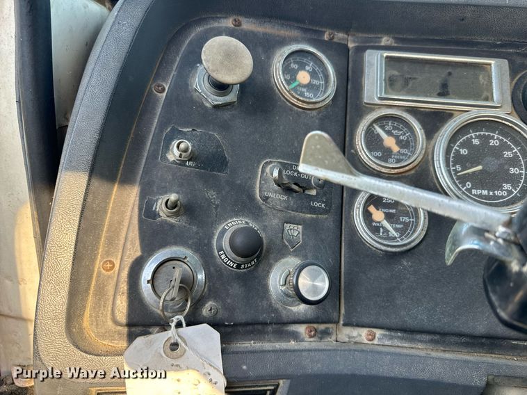 image for item EE7574 1994 Ford L9000 ready mix truck