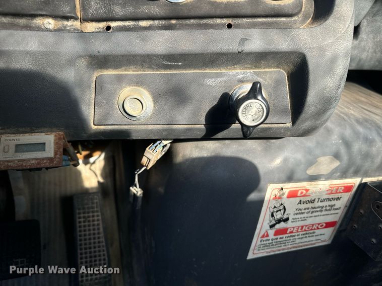 image for item EE7574 1994 Ford L9000 ready mix truck