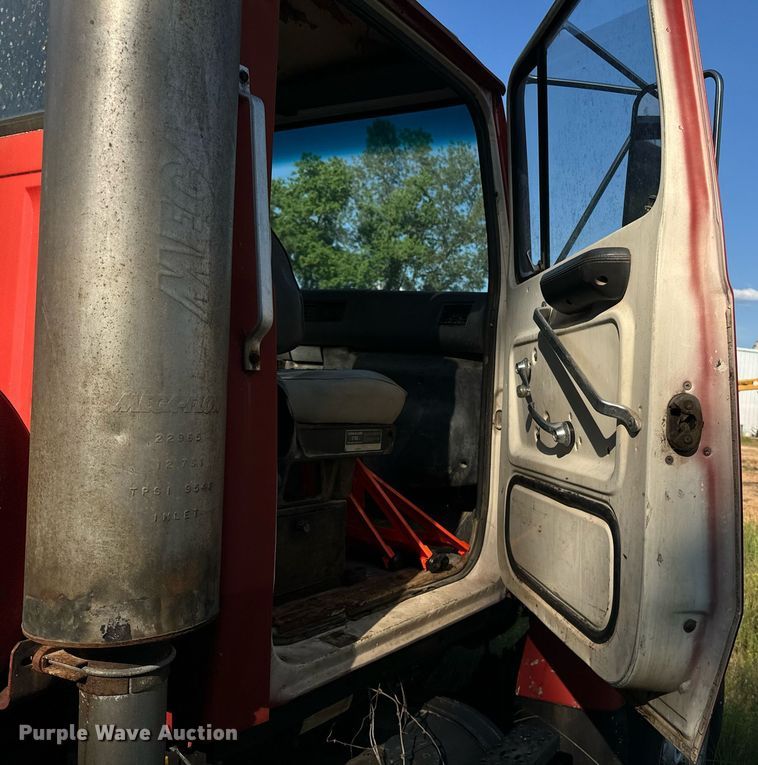 image for item EE7574 1994 Ford L9000 ready mix truck