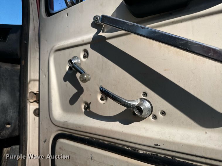 image for item EE7574 1994 Ford L9000 ready mix truck