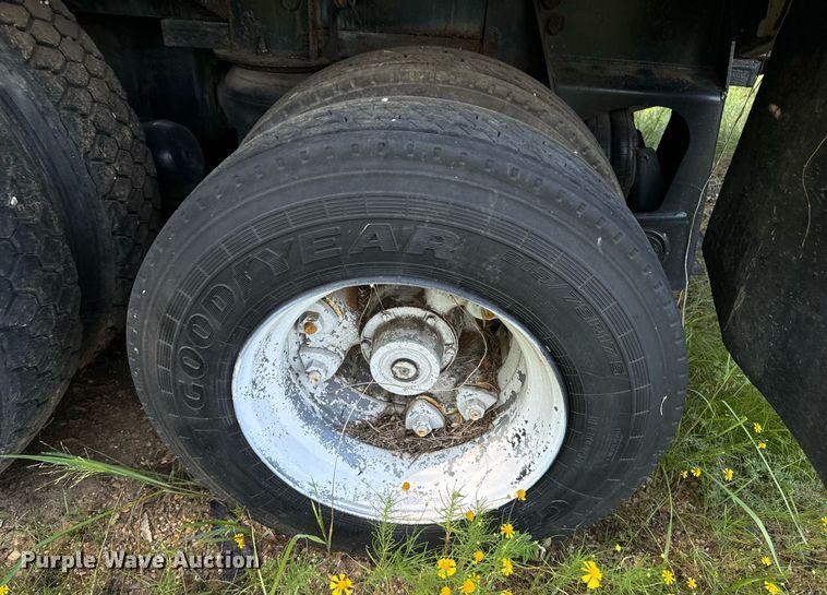 image for item EE7574 1994 Ford L9000 ready mix truck