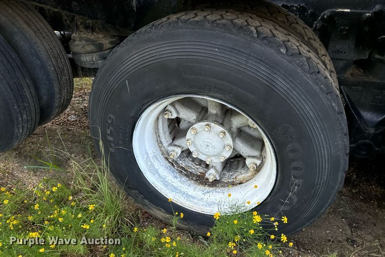 image for item EE7574 1994 Ford L9000 ready mix truck