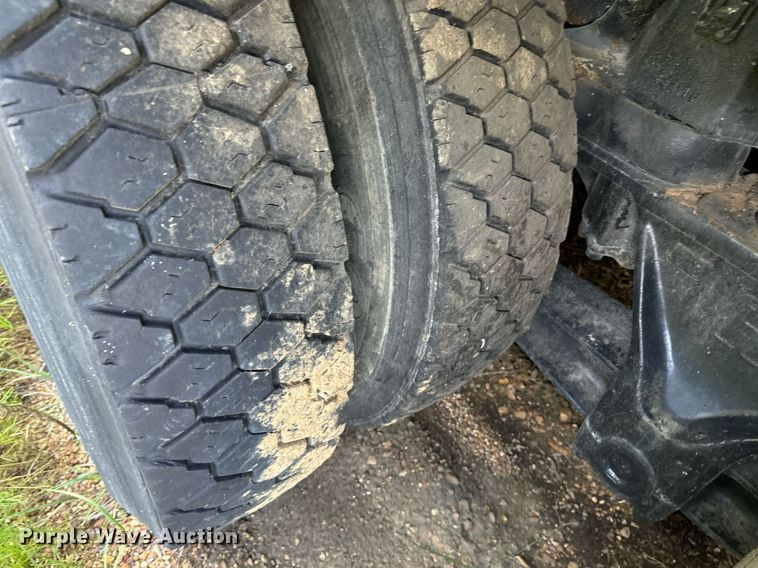 image for item EE7574 1994 Ford L9000 ready mix truck