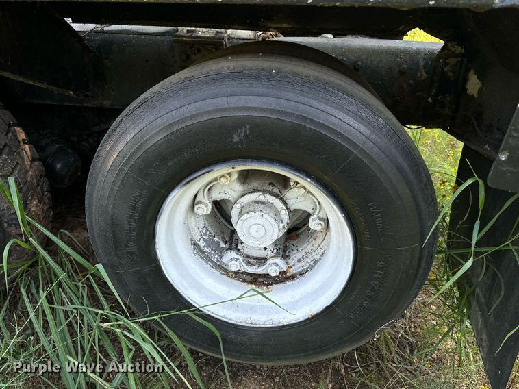 image for item EE7574 1994 Ford L9000 ready mix truck