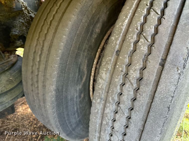 image for item EE7574 1994 Ford L9000 ready mix truck