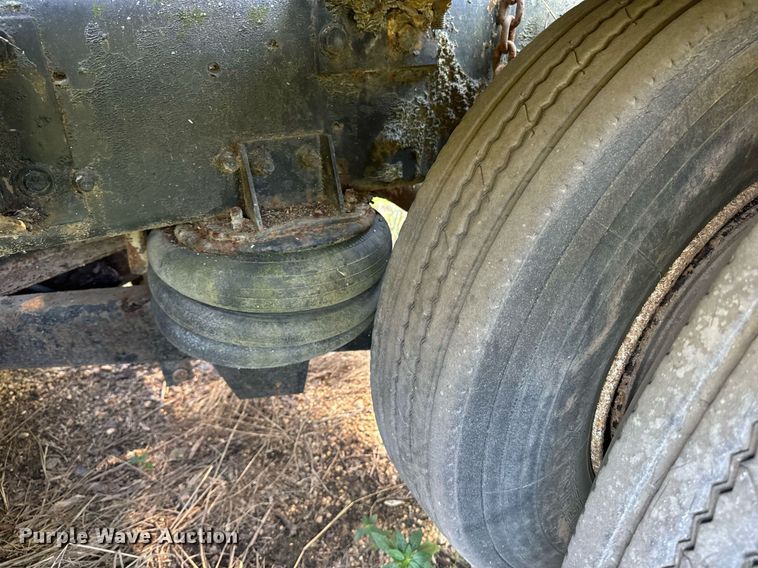 image for item EE7574 1994 Ford L9000 ready mix truck