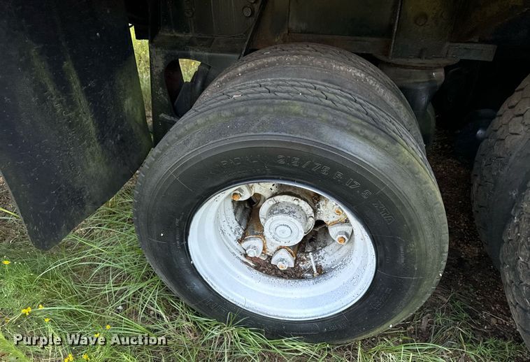 image for item EE7574 1994 Ford L9000 ready mix truck