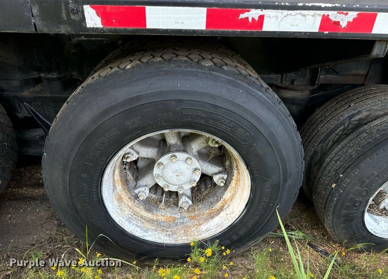 image for item EE7574 1994 Ford L9000 ready mix truck