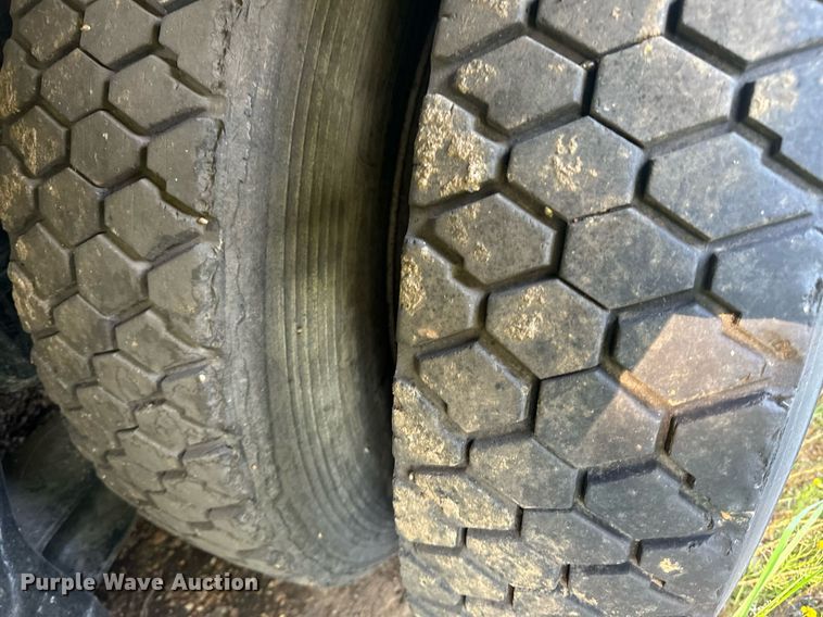 image for item EE7574 1994 Ford L9000 ready mix truck