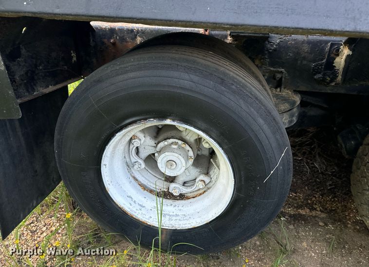 image for item EE7574 1994 Ford L9000 ready mix truck