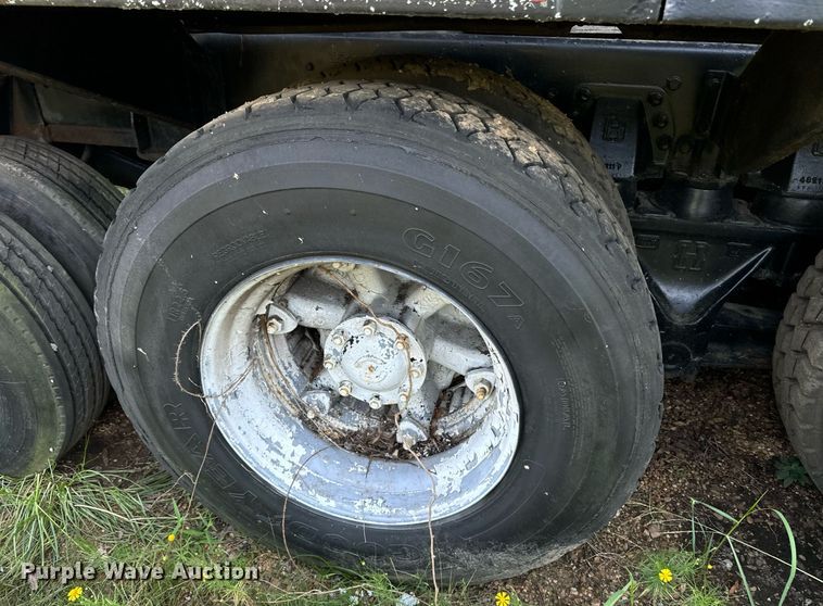 image for item EE7574 1994 Ford L9000 ready mix truck