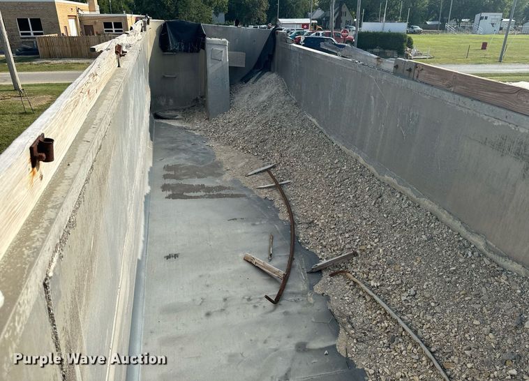 image for item EE7635 1997 Travis end dump trailer