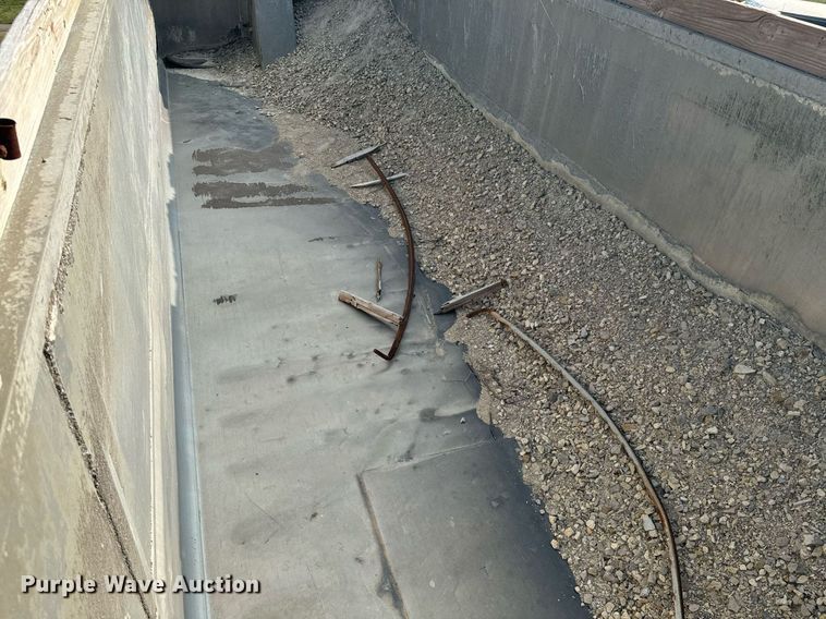 image for item EE7635 1997 Travis end dump trailer