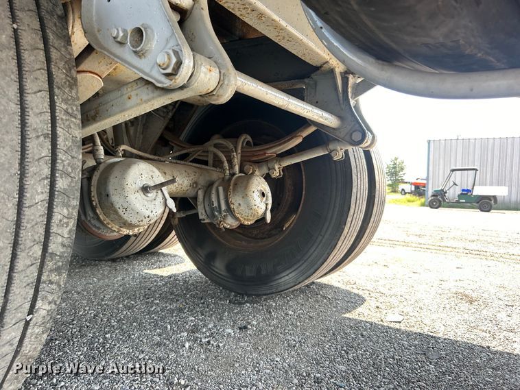 image for item EG0957 1986 Utility Trailer  VS2D dry van trailer