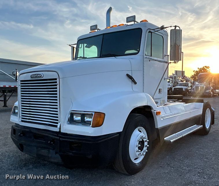 image for item EG0983 2000 Freightliner  FLD semi truck