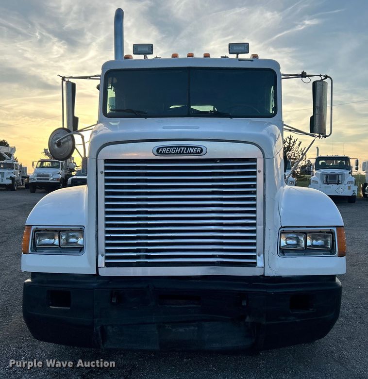 image for item EG0983 2000 Freightliner  FLD semi truck