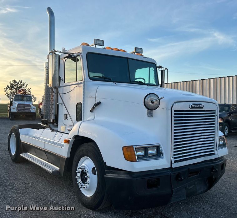 image for item EG0983 2000 Freightliner  FLD semi truck