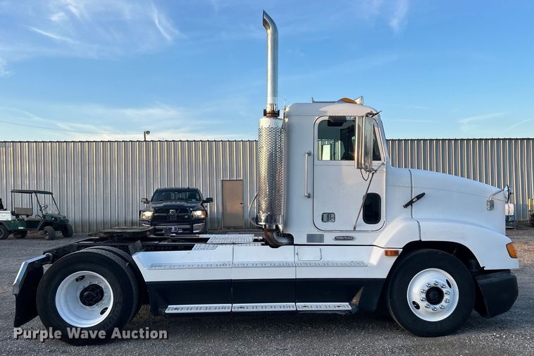 image for item EG0983 2000 Freightliner  FLD semi truck