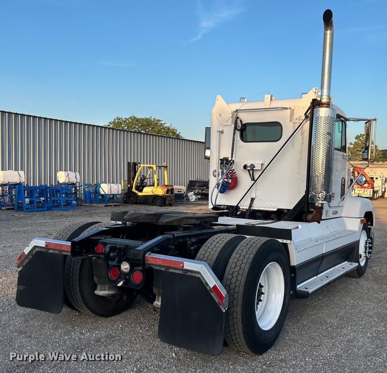 image for item EG0983 2000 Freightliner  FLD semi truck