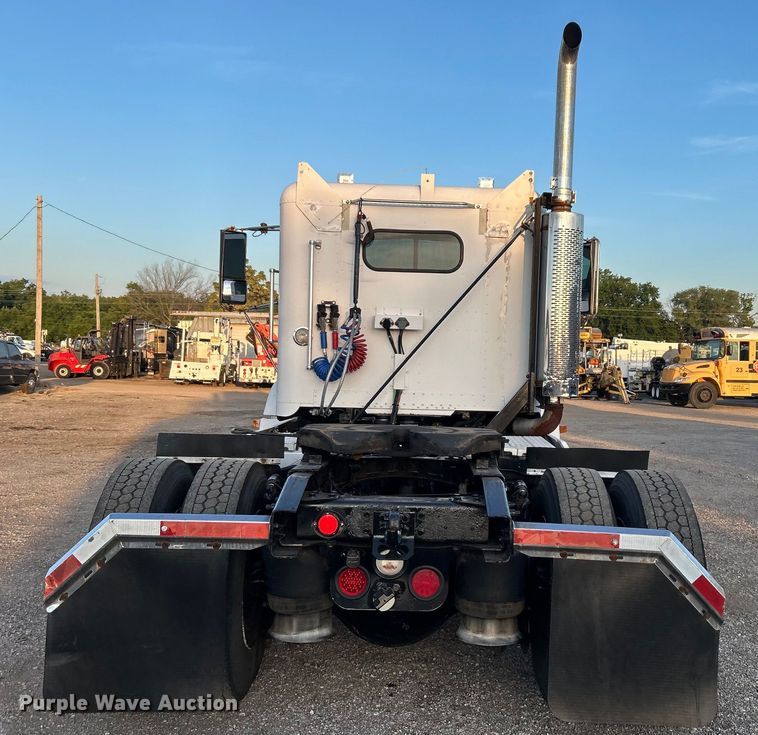 image for item EG0983 2000 Freightliner  FLD semi truck