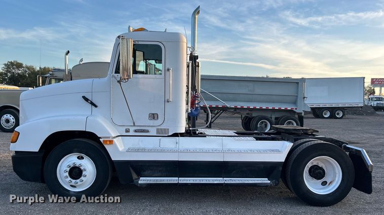 image for item EG0983 2000 Freightliner  FLD semi truck