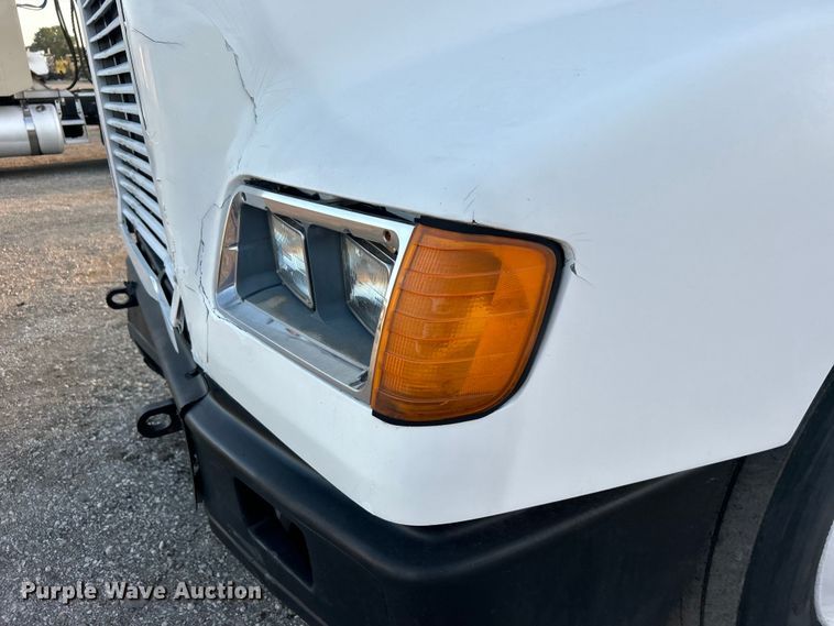 image for item EG0983 2000 Freightliner  FLD semi truck