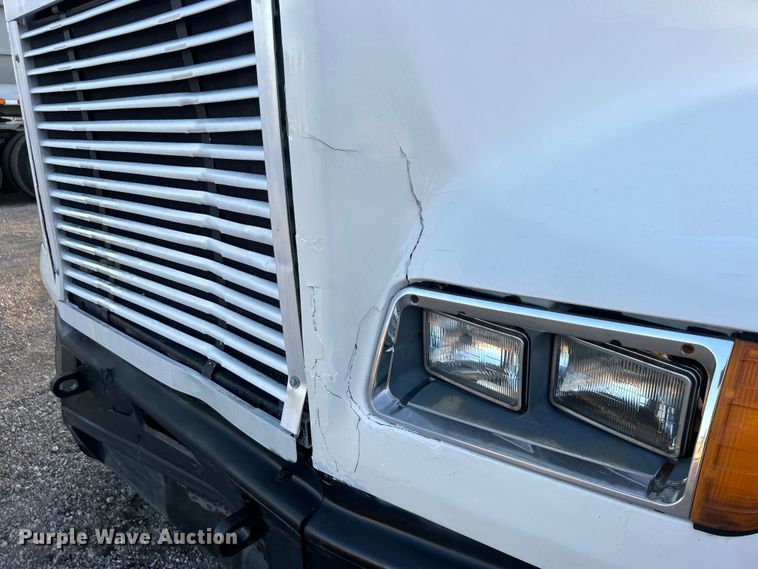 image for item EG0983 2000 Freightliner  FLD semi truck