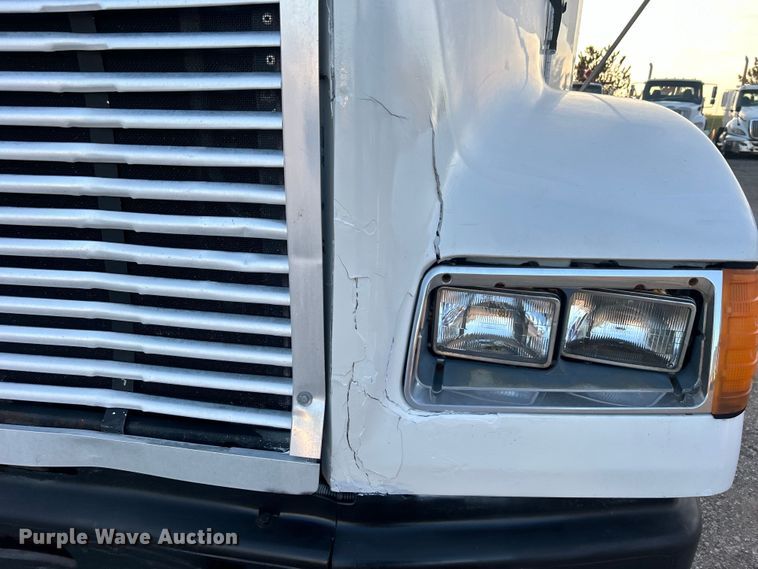 image for item EG0983 2000 Freightliner  FLD semi truck