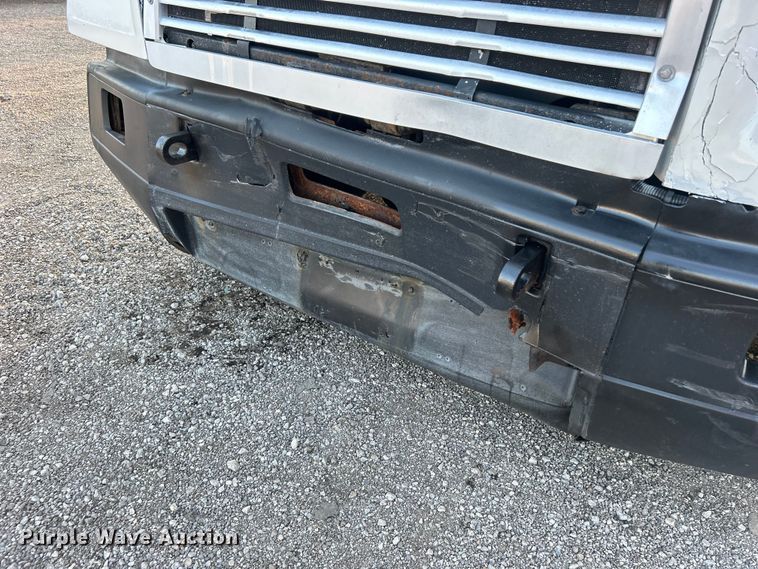 image for item EG0983 2000 Freightliner  FLD semi truck