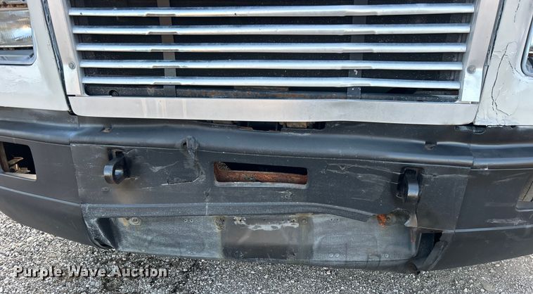 image for item EG0983 2000 Freightliner  FLD semi truck