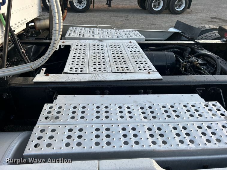 image for item EG0983 2000 Freightliner  FLD semi truck