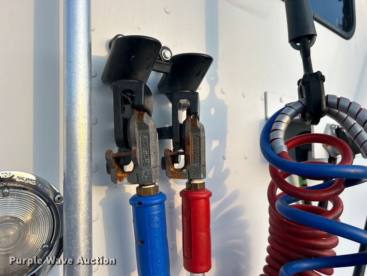 image for item EG0983 2000 Freightliner  FLD semi truck