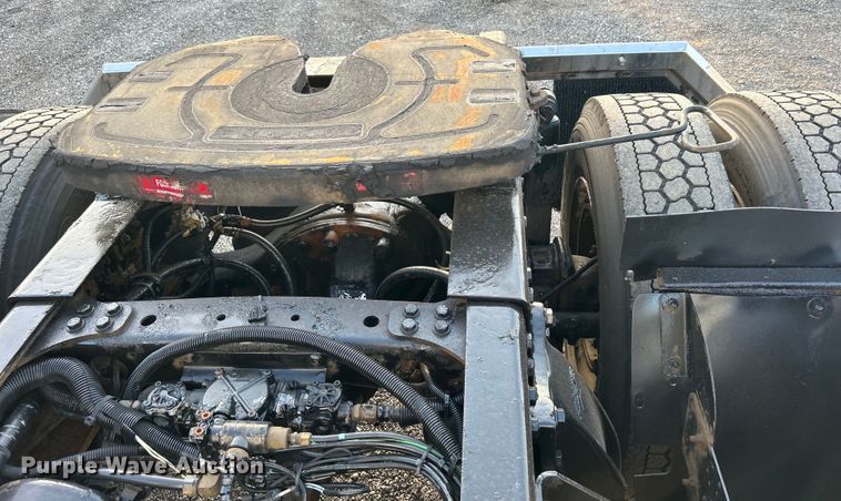 image for item EG0983 2000 Freightliner  FLD semi truck