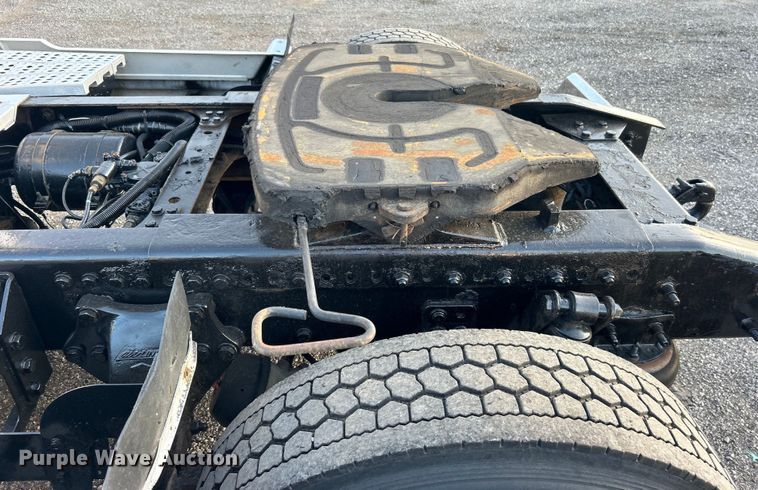 image for item EG0983 2000 Freightliner  FLD semi truck