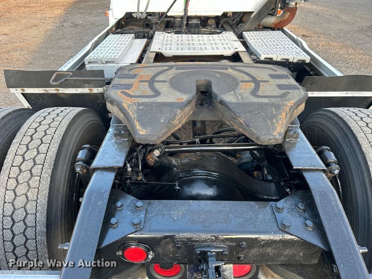 image for item EG0983 2000 Freightliner  FLD semi truck