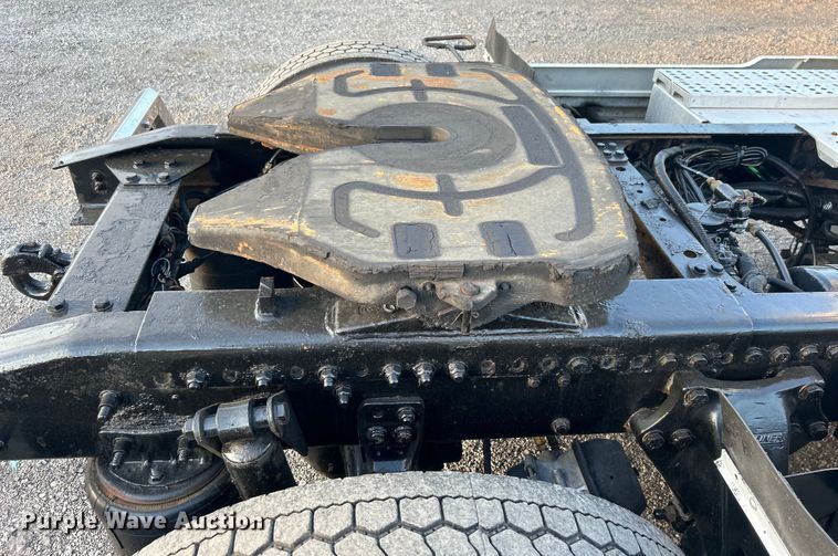 image for item EG0983 2000 Freightliner  FLD semi truck