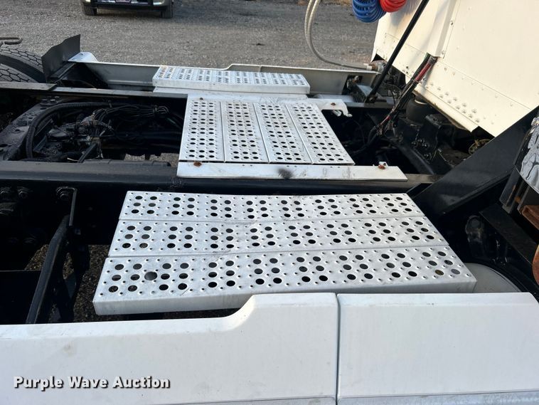 image for item EG0983 2000 Freightliner  FLD semi truck